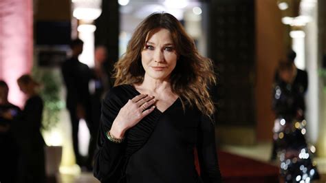 Vestito nero inverno 2023: quello Saint Laurent di Carla Bruni